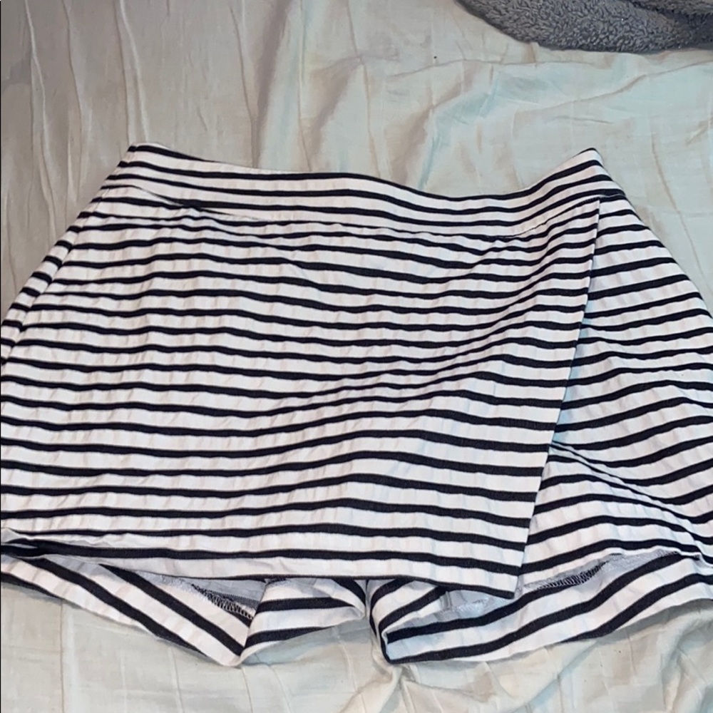 Womens crown and ivy size 4 skorts